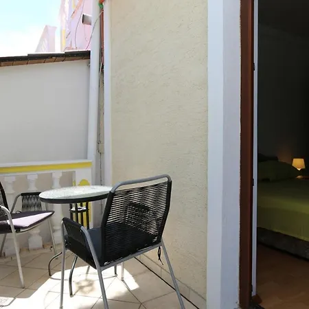 In With Two-bedrooms 7 *