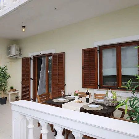 In With Two-bedrooms 7 *