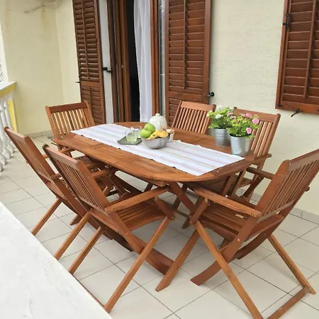 In With Two-bedrooms 7 *