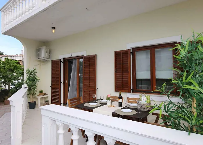 In With Two-bedrooms 7 *